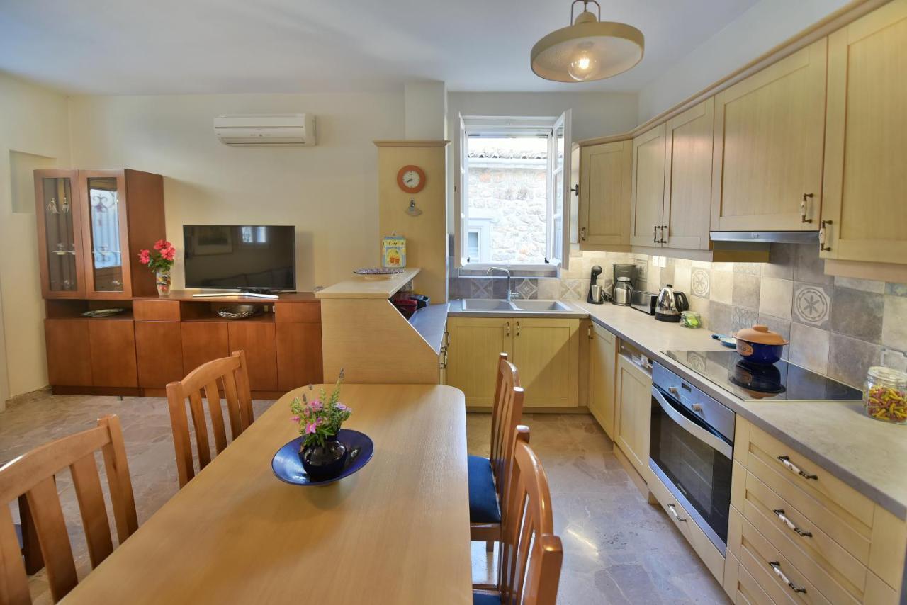 Feel At Home - Family House In Hydra المظهر الخارجي الصورة